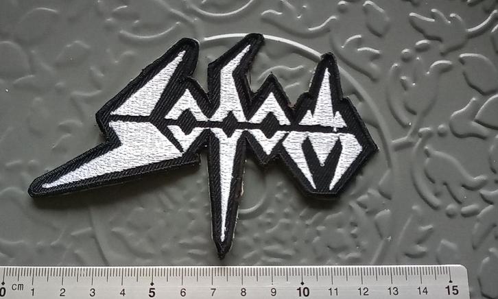 Sodom mooie shaped logo patch s219 metal, Verzamelen, Muziek, Artiesten en Beroemdheden, Nieuw, Kleding, Verzenden