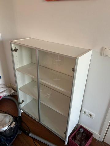 Kast met glazen deuren beschikbaar voor biedingen