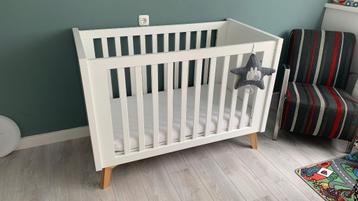 Complete baby kamer ( Commode, Ledikant Kast, Wandrek) beschikbaar voor biedingen