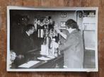 Oude foto uit 1965 cafe interieur bar mensen, Ophalen of Verzenden, 1960 tot 1980, Gebruikt