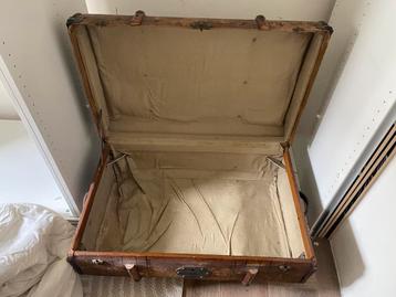 Vintage hutkoffer beschikbaar voor biedingen