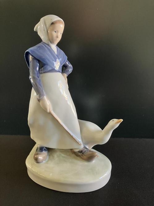 Royal Copenhagen Girl With Goose (Reyshof), Antiek en Kunst, Antiek | Porselein, Ophalen of Verzenden