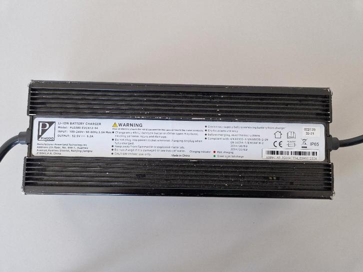 Oplader normaal voor piaggio one scooter modellen acculader, Fietsen en Brommers, Brommeronderdelen | Algemeen, Zo goed als nieuw