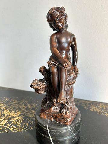 Bronzen putu op marmeren sokkel gesigneerd A Moreau beschikbaar voor biedingen