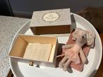 Maileg kleine zus dansende muis op dagbed, Ophalen of Verzenden, Zo goed als nieuw, Poppenhuis