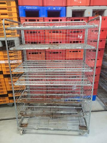 Metalen transportkar met 6 legborden beschikbaar voor biedingen