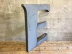 Grote metalen letter E van 75 cm hoog uit een Renault garage, Ophalen of Verzenden, Gebruikt, Reclamebord