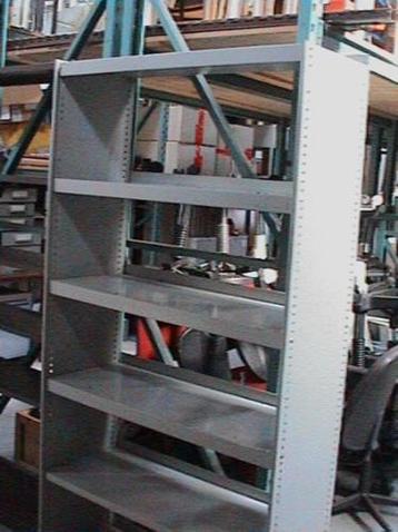 Metalen of houten archief  magazijn  legbord stelling. beschikbaar voor biedingen