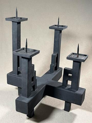 brutalist design zware kaarsenstandaard van staal  beschikbaar voor biedingen
