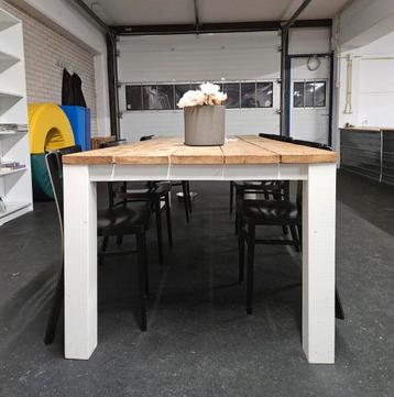 Robuuste Tafel te Koop beschikbaar voor biedingen