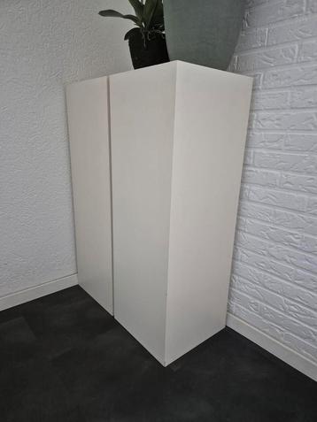 Witte sokkels / zuilen hout beschikbaar voor biedingen