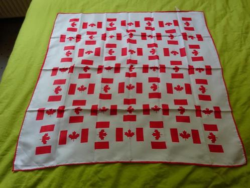 Wit met rood Canada esdoorn blad sjaaltje 78 x 78 cm, Kleding | Dames, Mutsen, Sjaals en Handschoenen, Gedragen, Sjaal, Verzenden