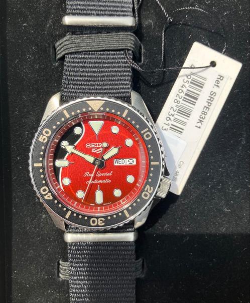 Seiko SKX SRPE83K1 “Brian May Limited Edition”, Sieraden, Tassen en Uiterlijk, Horloges | Heren, Nieuw, Polshorloge, Seiko, Staal