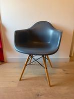 Eettafel stoel (donker grijs, houten onderstel), Ophalen of Verzenden, Zo goed als nieuw, Grijs, Eén