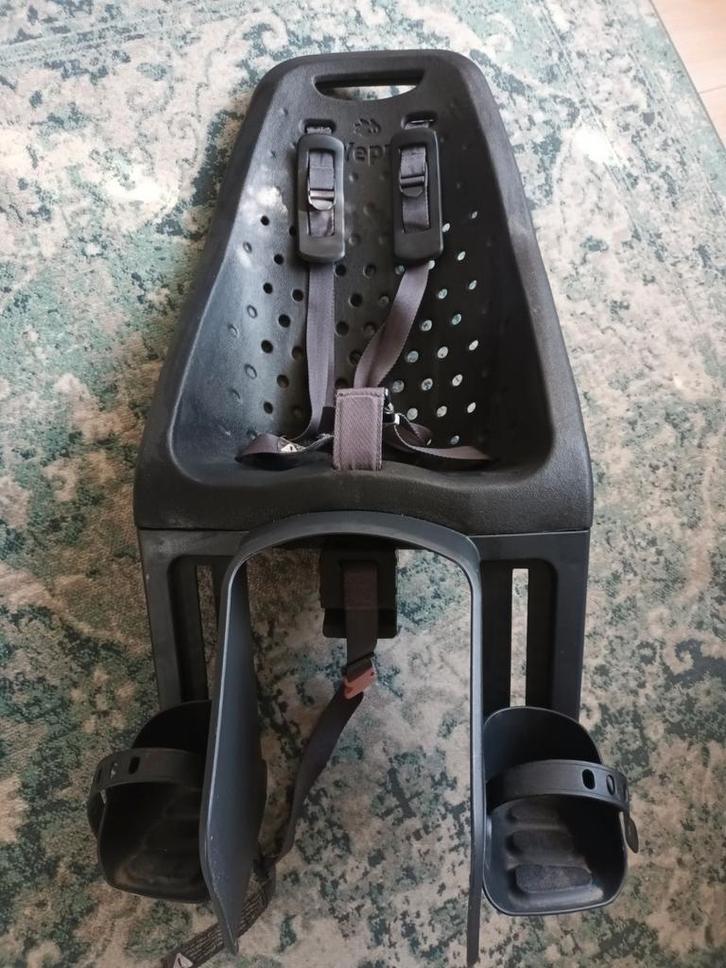 Yepp maxi - achterzitje - zwart, Fietsen en Brommers, Fietsaccessoires | Fietsstoeltjes, Gebruikt, Achterzitje, 9 t/m 18 kg, Voetsteuntjes
