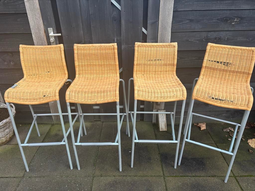 Set van 4 rieten barkrukken, Huis en Inrichting, Barkrukken, Ophalen, Gebruikt, Met voetsteun, 60 tot 90 cm
