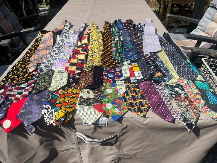 Partij van 40 verschillende ( zijden ) stropdassen, Kleding | Heren, Stropdassen, Nieuw, Met patroon, Overige kleuren, Verzenden