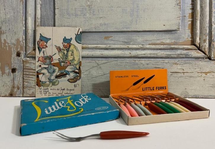 Vintage roestvrij metalen vorkjes met kunststof handvat, Antiek en Kunst, Antiek | Bestek, Ophalen of Verzenden