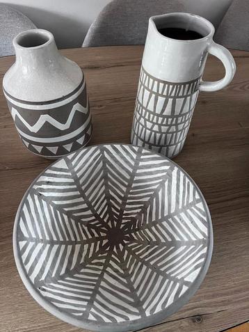 Decoratieve Vaas, Kan en Schaal Set beschikbaar voor biedingen