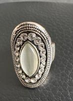 zilverkleurige ring parelmoer markasiet, Overige materialen, Ophalen of Verzenden, Zo goed als nieuw, 17 tot 18