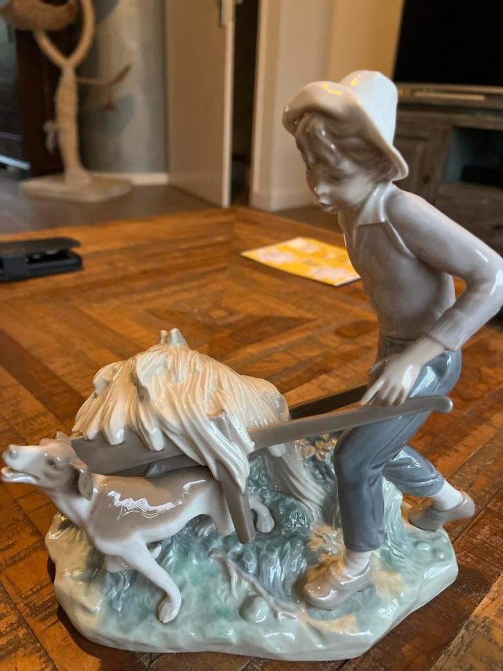 Lladro Porseleinen Beeld - Jongen met Kruiwagen, Antiek en Kunst, Kunst | Beelden en Houtsnijwerken, Ophalen