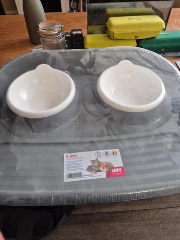 Voer en water bak voor hond of kat beschikbaar voor biedingen