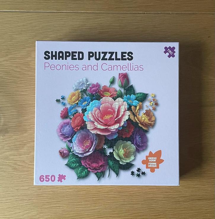 Shaped puzzel peonies en camellias (jan van Haasteren wasgij, Hobby en Vrije tijd, Denksport en Puzzels, Zo goed als nieuw, Legpuzzel