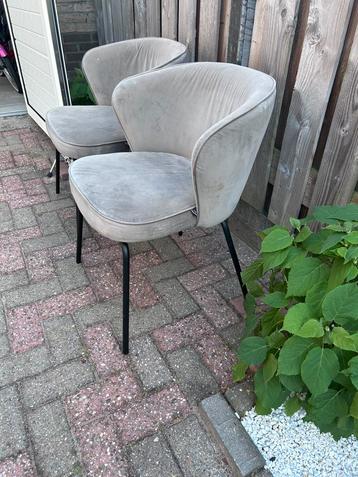 2x mooie stoelen eetkamerstoelen beschikbaar voor biedingen