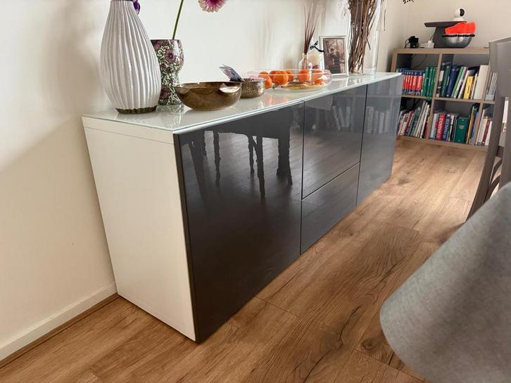 Ikea Besta kast - Grijs hoogglans, glasplaat, Huis en Inrichting, Kasten | Dressoirs, Gebruikt, 150 tot 200 cm, 25 tot 50 cm, Met lade(s)