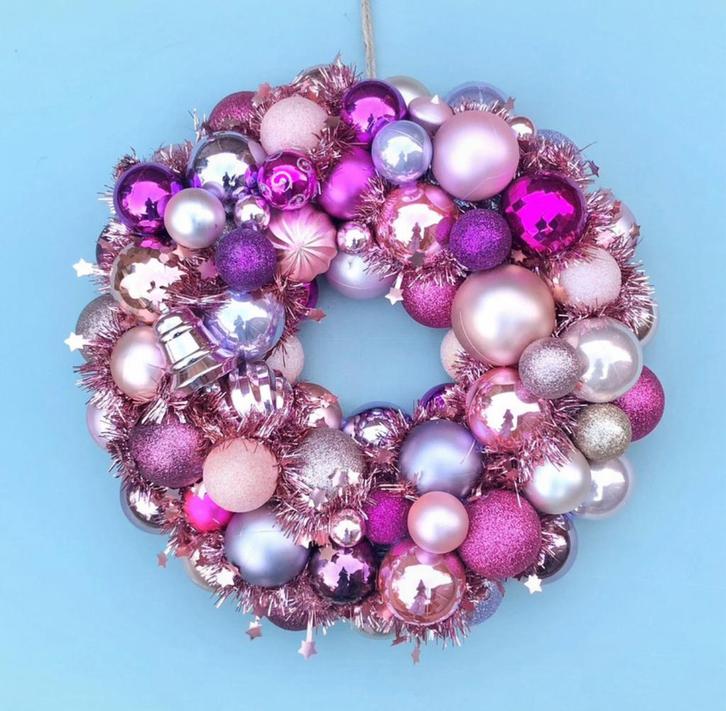⭐️Kerstkrans roze kerstballen krans gekleurd kerstversiering, Huis en Inrichting, Woonaccessoires | Kransen, Zo goed als nieuw