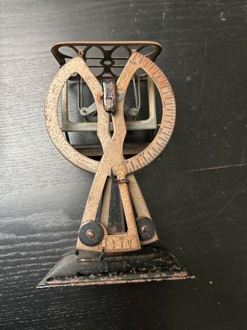 Antieke Weegschaal tot 250 gram beschikbaar voor biedingen