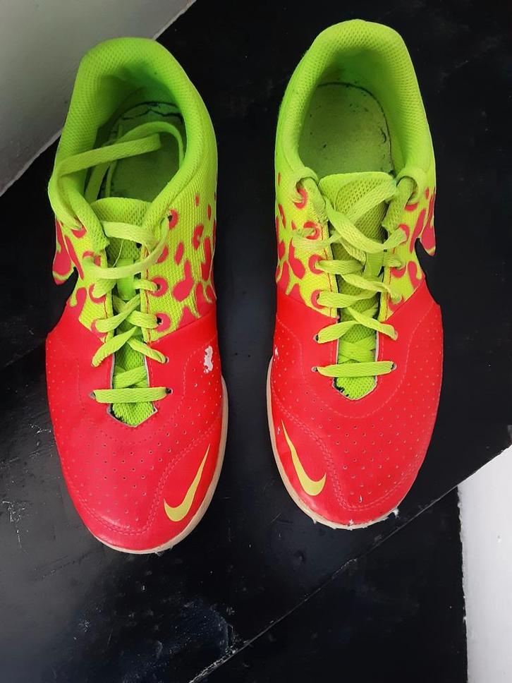 Nike Zaalvoetbalschoenen Maat 37,5, Kleding | Dames, Schoenen, Gedragen, Sportschoenen, Geel, Ophalen of Verzenden