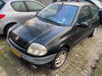 Renault Clio 1.4 16V 3DR 2000 Zwart (103.000 KM), Auto's, Renault, Voorwielaandrijving, 15 km/l, 40 €/maand, Overige bekleding