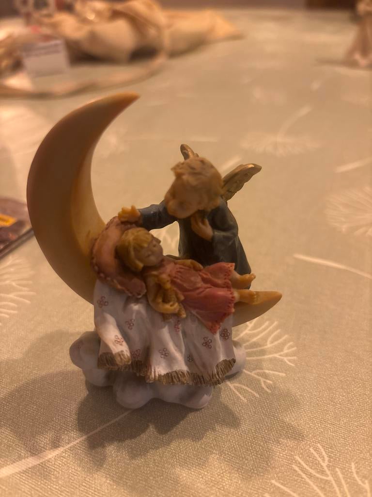 Slapend kindje met engel beeldje, Ophalen of Verzenden, Zo goed als nieuw, Kunststof, Engelenbeeld