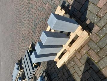 Natuursteen partij poeren / sokkels beschikbaar voor biedingen