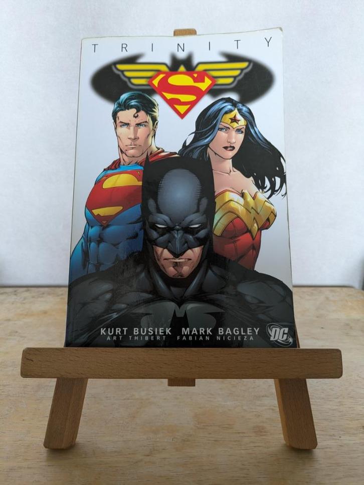 DC Comics - Trinity Vol. 1 TPB, Boeken, Strips | Comics, Gelezen, Meerdere comics, Amerika, Ophalen of Verzenden