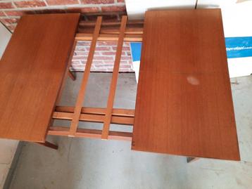 Retro tafel beschikbaar voor biedingen