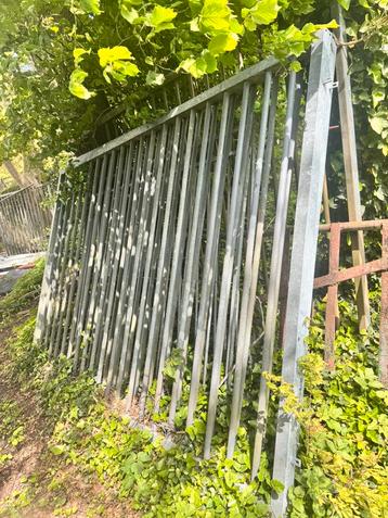 2 gegalvaniseerde Hekken  beschikbaar voor biedingen