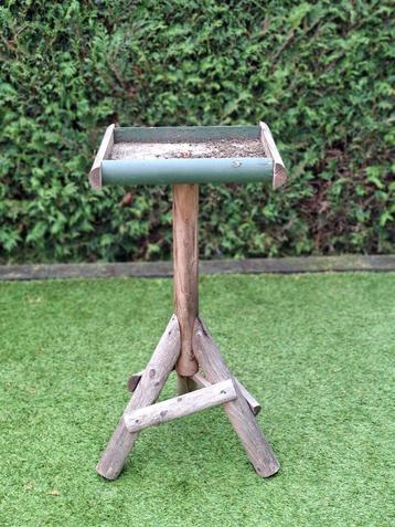 Vogelvoedertafel beschikbaar voor biedingen