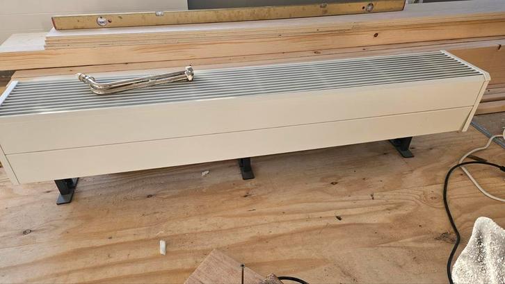 Twee keer Jaga convector radiator - 140x25x35 cm, Doe-het-zelf en Verbouw, Verwarming en Radiatoren, Zo goed als nieuw, Radiator