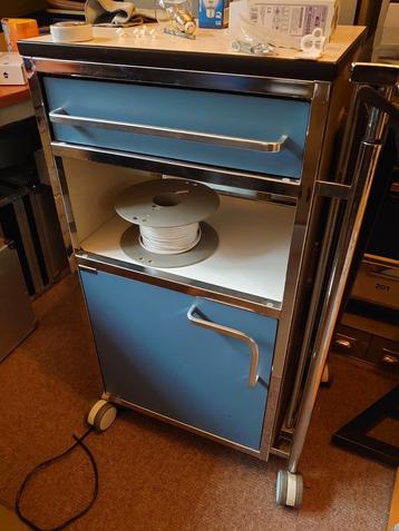 Oostwoud Vintage medische Trolley kast. beschikbaar voor biedingen