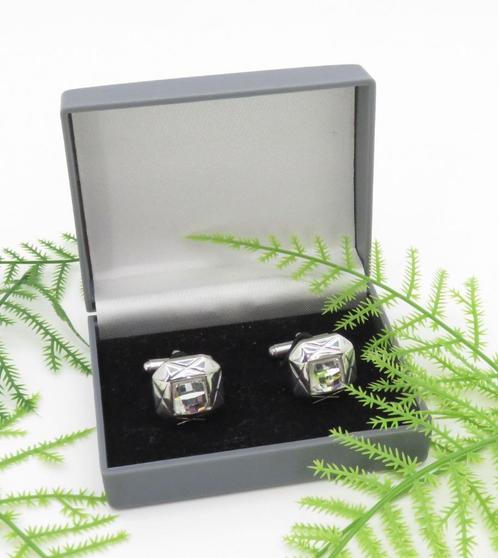Zilverkleurige manchetknopen met strass steen., Sieraden, Tassen en Uiterlijk, Manchetknopen, Nieuw, Overige materialen, Ophalen of Verzenden