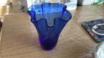BLAUWE ZAKDOEK VAAS 20cm hoog van dik glas. E15.00, Blauw, Aardewerk of Porselein, Ophalen of Verzenden, Zo goed als nieuw