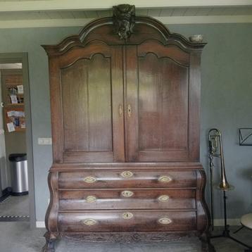 Antiek kabinet beschikbaar voor biedingen