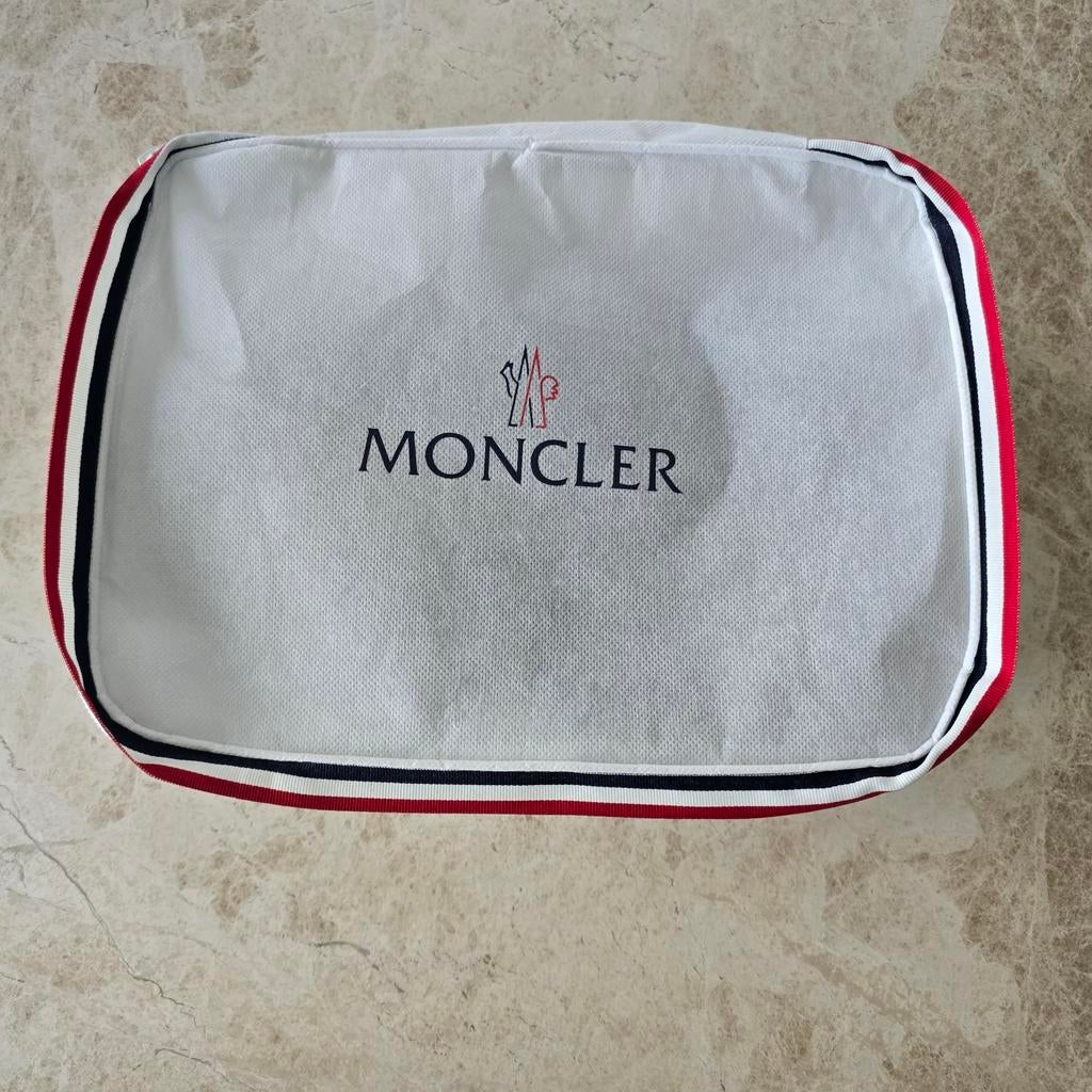 Moncler Pet - Gebruikt, lichte sporen, Moncler, Pet, Gedragen, One size fits all