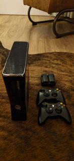 Xbox 360 Slim - met controlers, Spelcomputers en Games, Met 2 controllers, Ophalen of Verzenden, 250 GB, Gebruikt