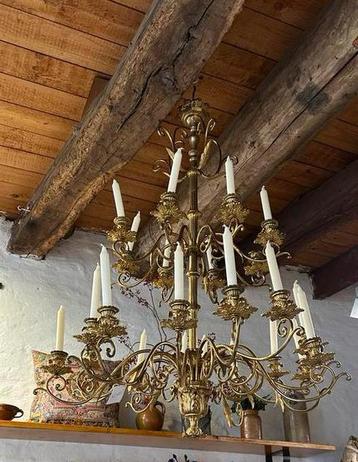 Prachtige Kroonluchter met Kaarsen beschikbaar voor biedingen