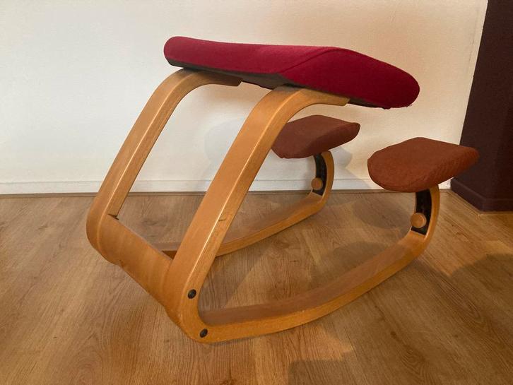 Stokke Thatsit, Varier Thatsit,balansstoel, ergonomisch, Huis en Inrichting, Stoelen, Gebruikt, Eén, Hout, Stof, Rood, Ophalen