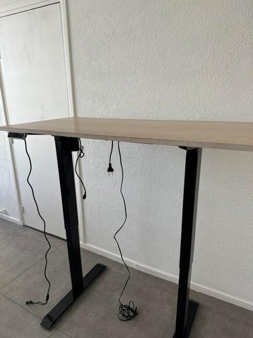 Verstelbaar zit/sta bureau met natuurstenen blad