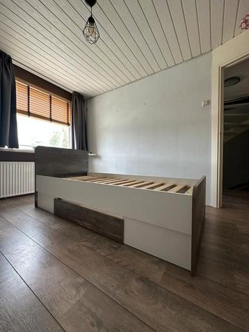 Eenpersoons bed met opberglade